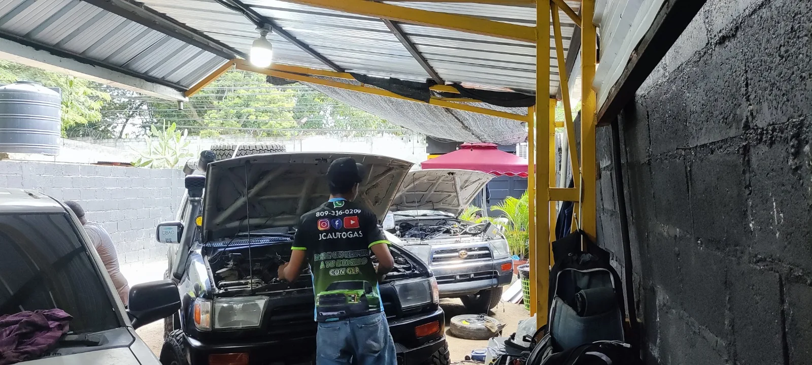 Técnico trabajando en el taller JC AUTOGAS