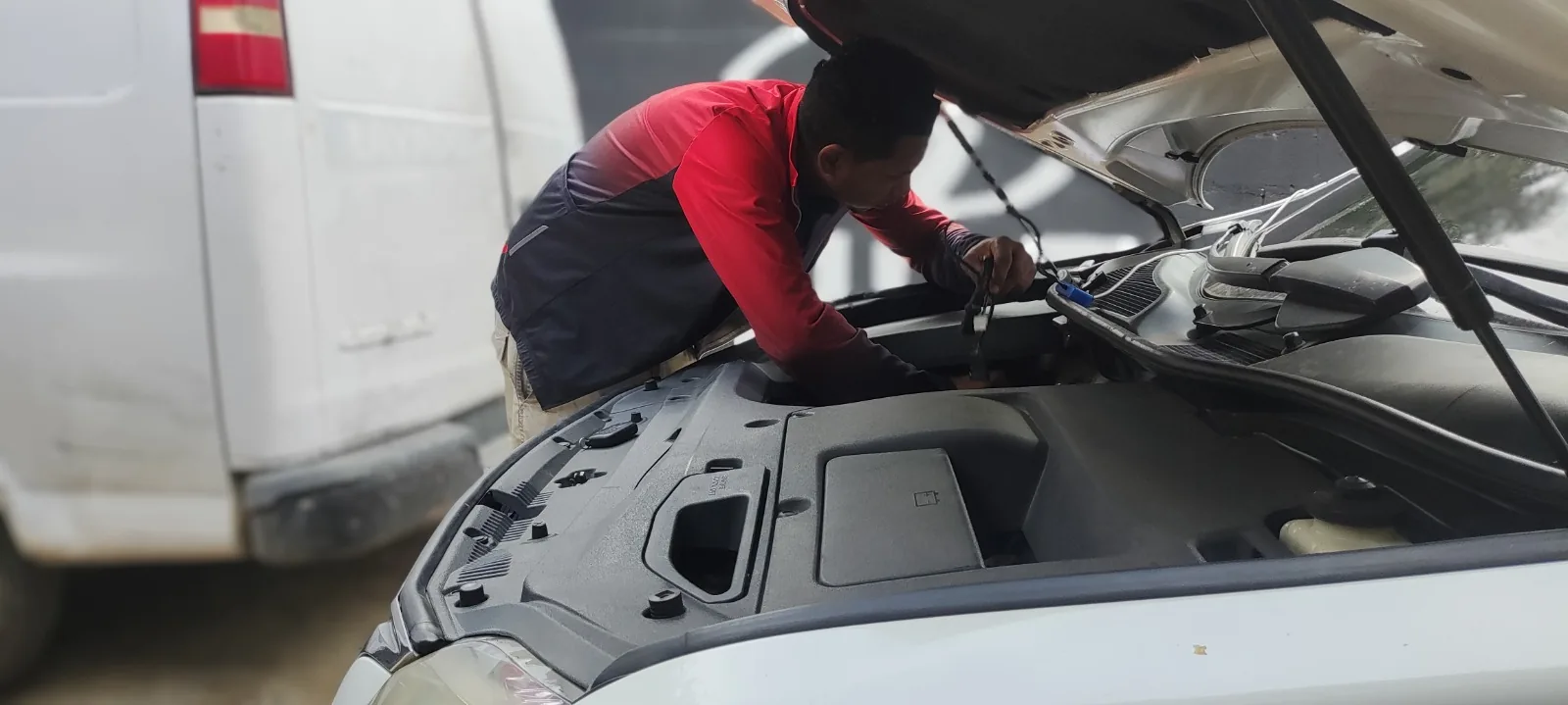 Técnico trabajando en Chevrolet Colorado