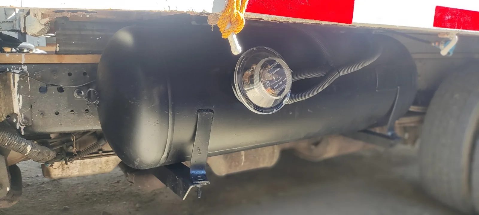 Tanque cilíndrico de GLP instalado en camión grúa